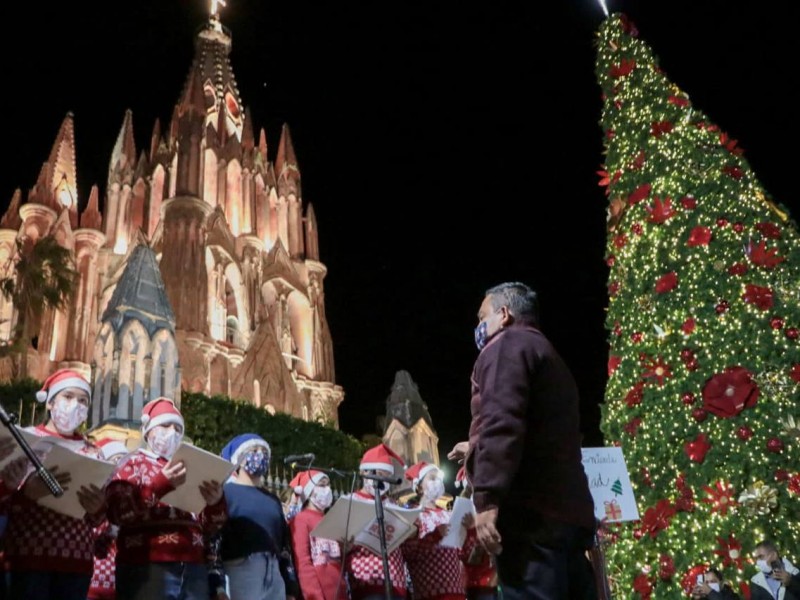 Árbol navideño ilumina de esperanza a San Miguel de Allende