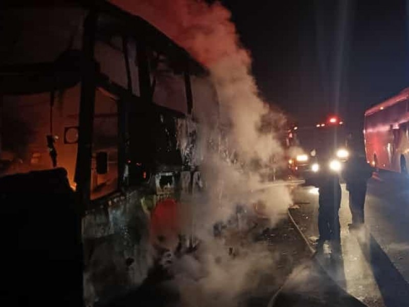 Arde autobús en autopista Tepic-Guadalajara
