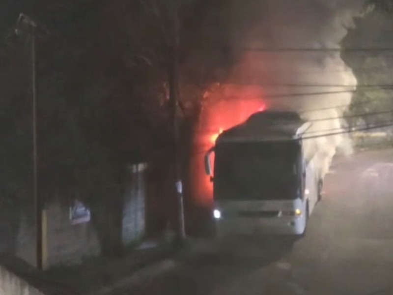 Arde autobús en Lucas Martín, la madrugada de este miércoles