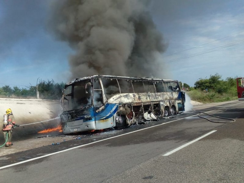 Arde autobús en plena maxipista en Mazatlán
