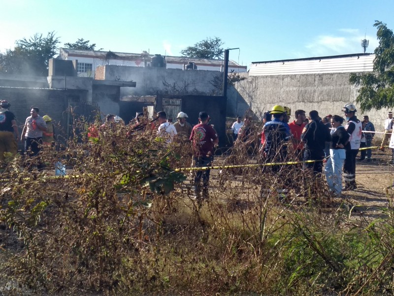 Arde bodega con combustible en el puerto