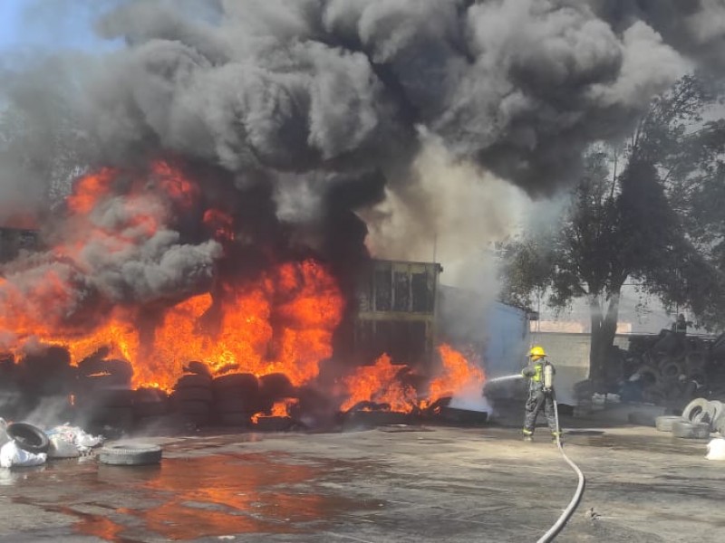 Arde bodega de llantas en colonia Higuerillas