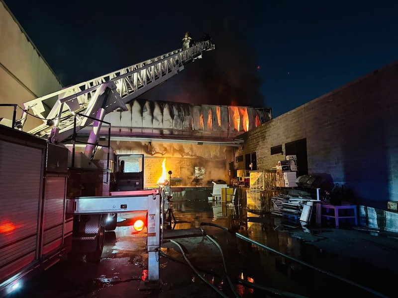 Arde bodega de tienda de autoservicio en la capital