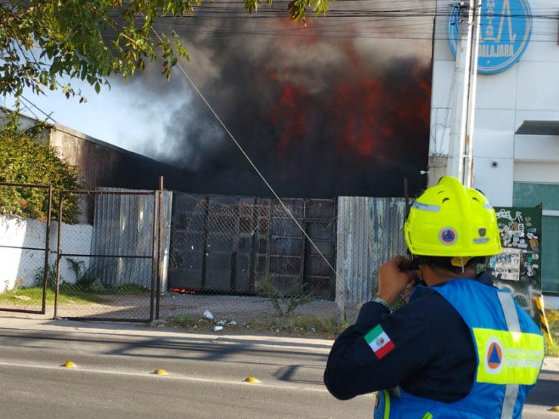 Arde bodega que almacenaba huachicol en carrillo