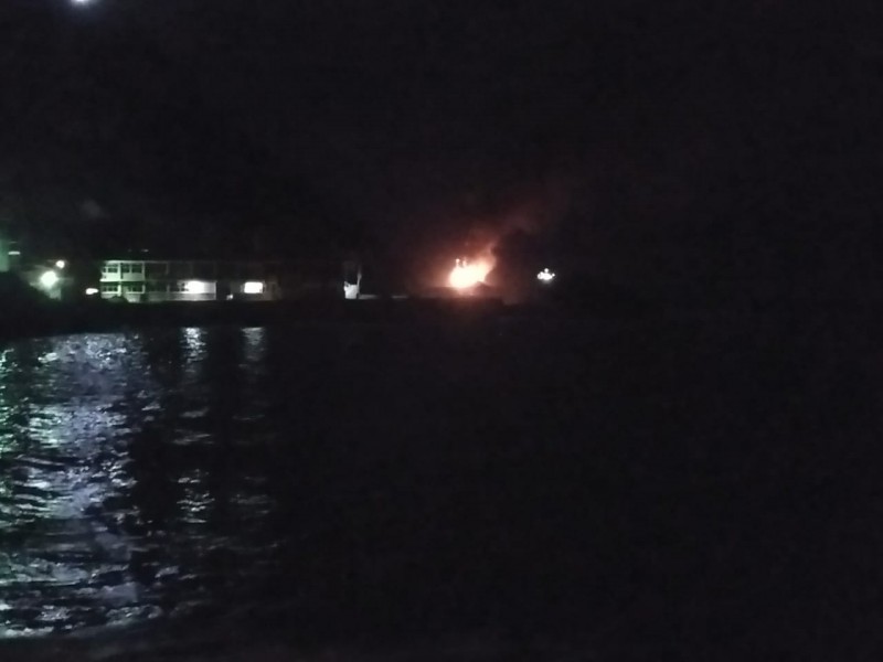 Arde camaronero frente a Mazatlán