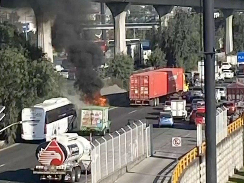 Arde camioneta en la México-Querétaro Arde camioneta en la México-Querétaro
