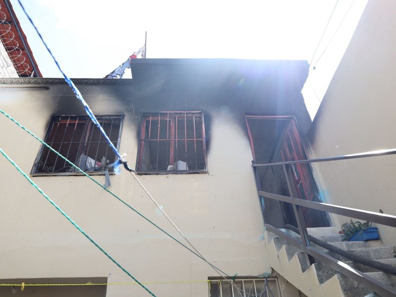 Arde casa duplex por fuga de gas en Las Peñas