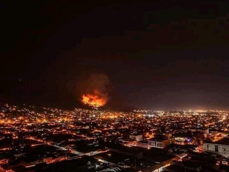 Arde cerro de la Cruz en Uruapan