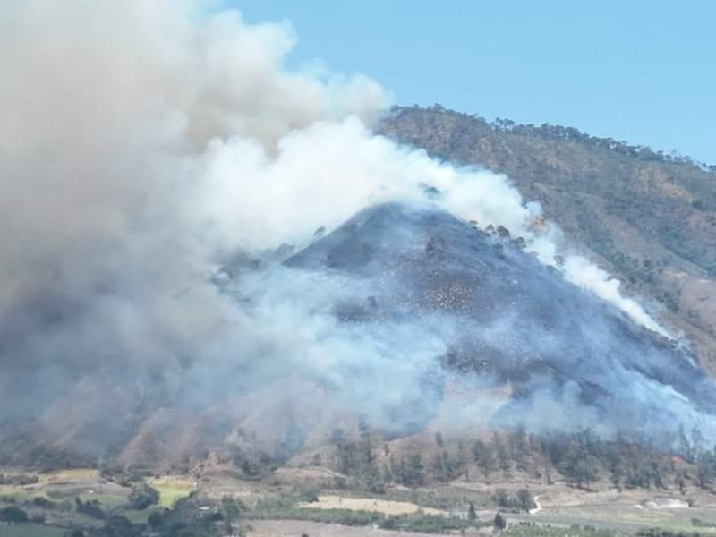 Arde cerro de San Juan, piden a senderistas no subir