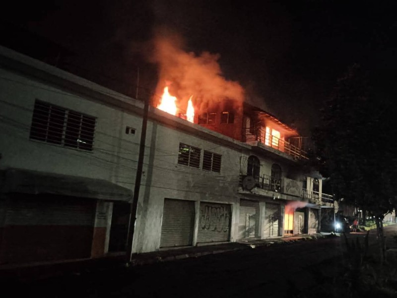 Arde edificio en Arboledas del Carmen, en la Villa