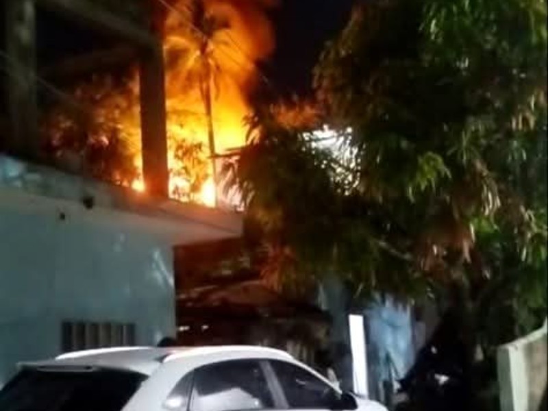 Arde en llamas vivienda en colonia Obradores, Manzanillo