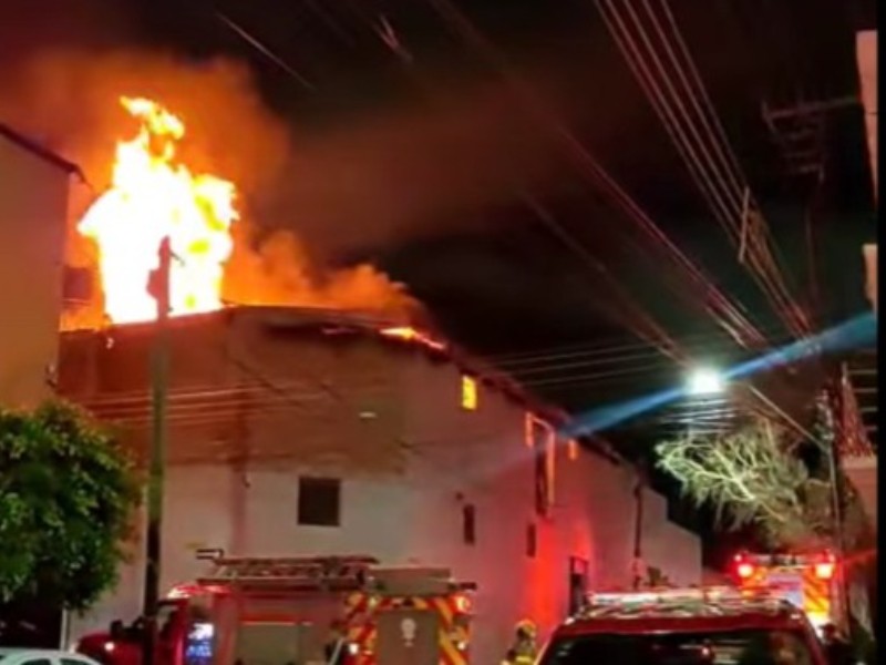 Arde fábrica de muebles en la colonia Peñitas