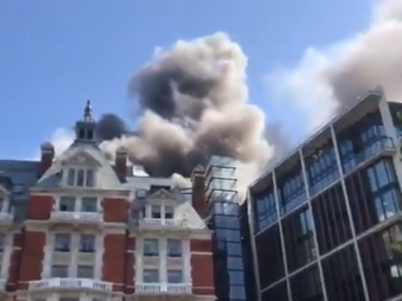 Arde hotel de lujo en Londres