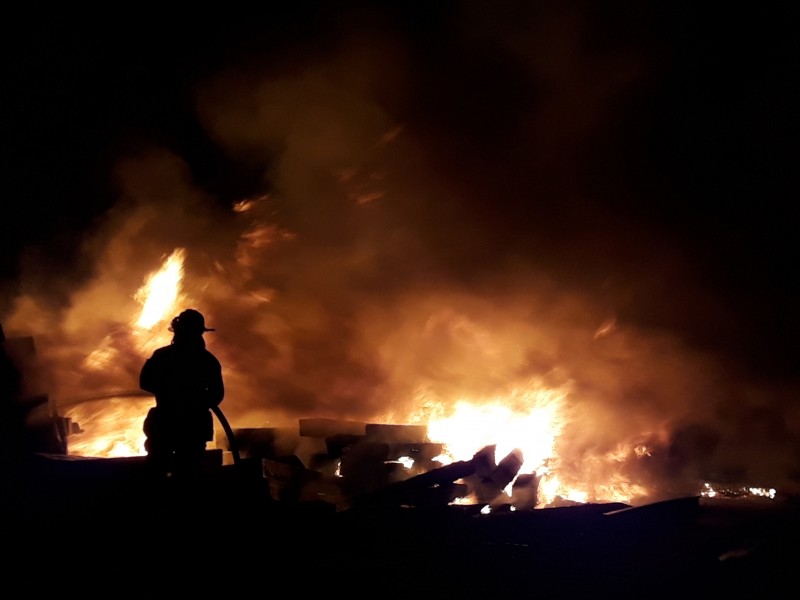 Arde madera en antigua estación del tren