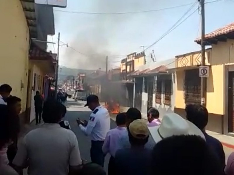 Arde mototaxi en pleno centro de Teopisca