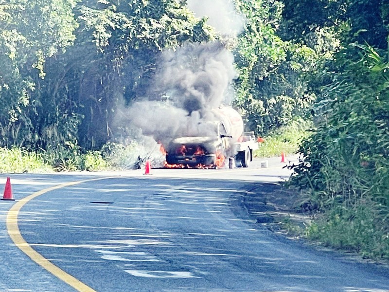 Arde pipa sobre carretera Tuxpan-Tampico