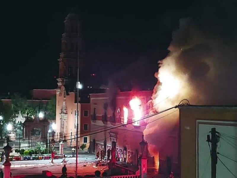 Arde presidencia municipal tras asesinato violento de niña en Fresnillo