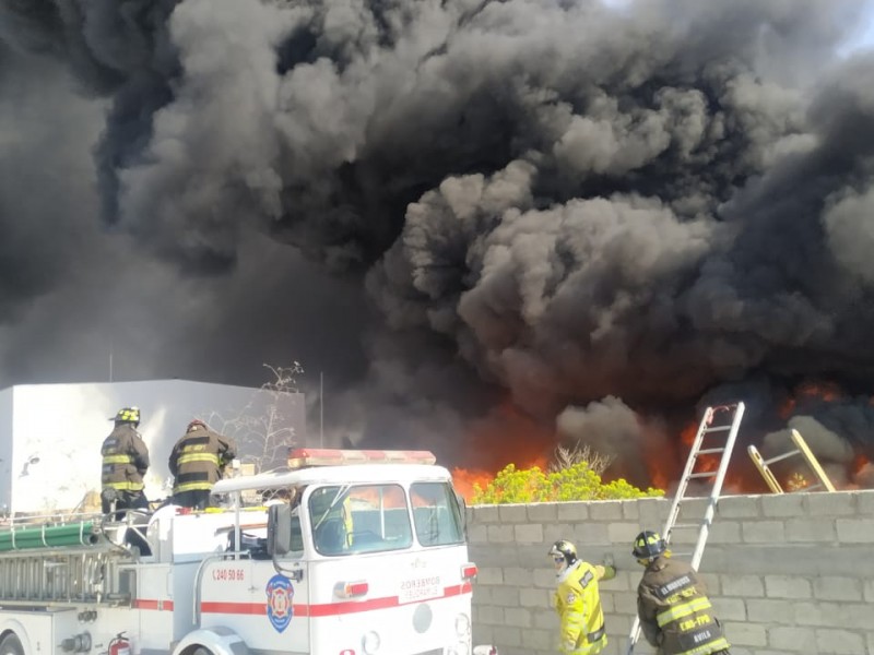 Arde recicladora en El Marqués