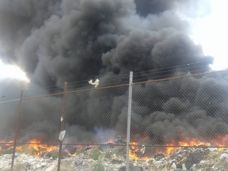 Arde relleno sanitario en Calera