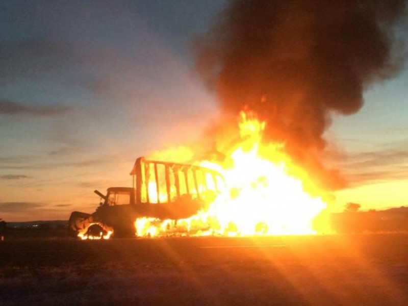 Arde tracto camión en carretera Osiris