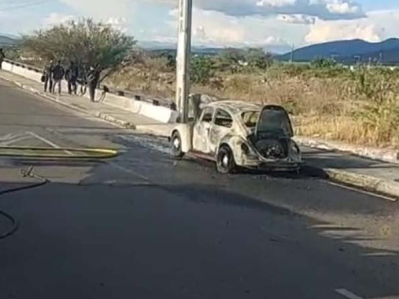 Arde vocho en San Juan del Río por un corto