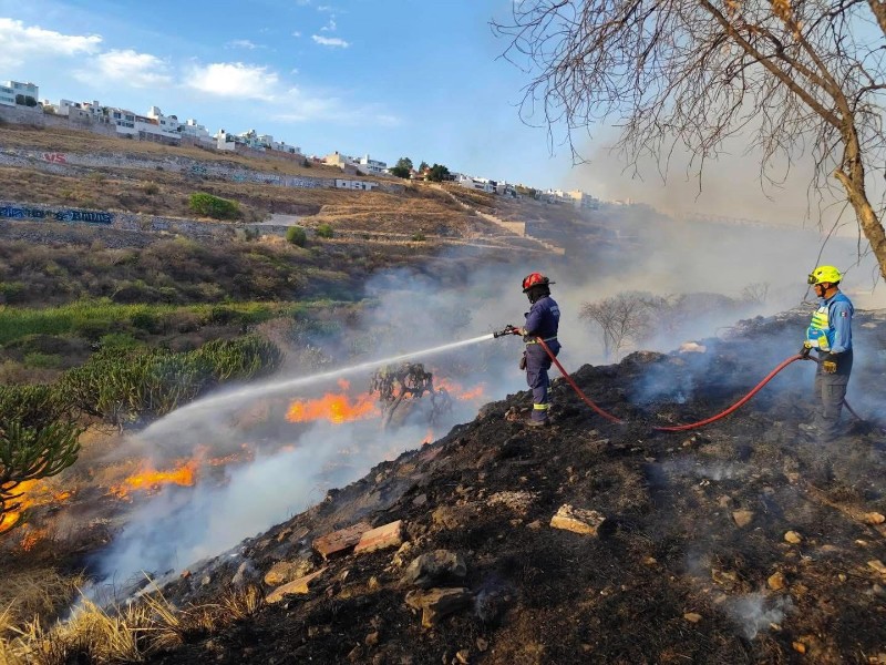 Arde zona cerril cercana a Fracc El Mirador