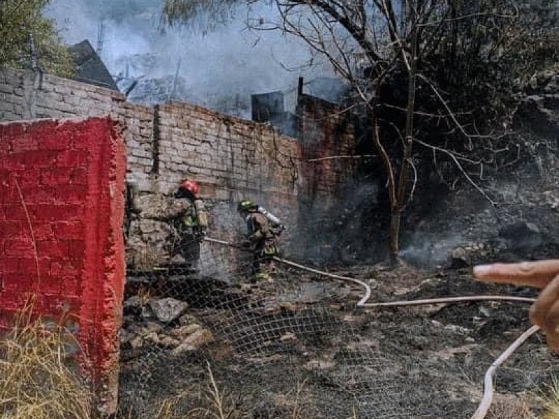 Arden dos viviendas improvisadas en asentamiento irregular