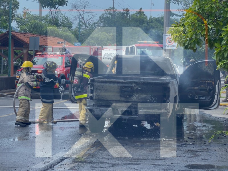 Arden en llamas camioneta y motocicleta en distintos puntos de Zihuatanejo