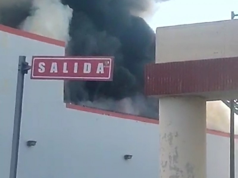 Arde tienda de telas en centro comercial Soriana