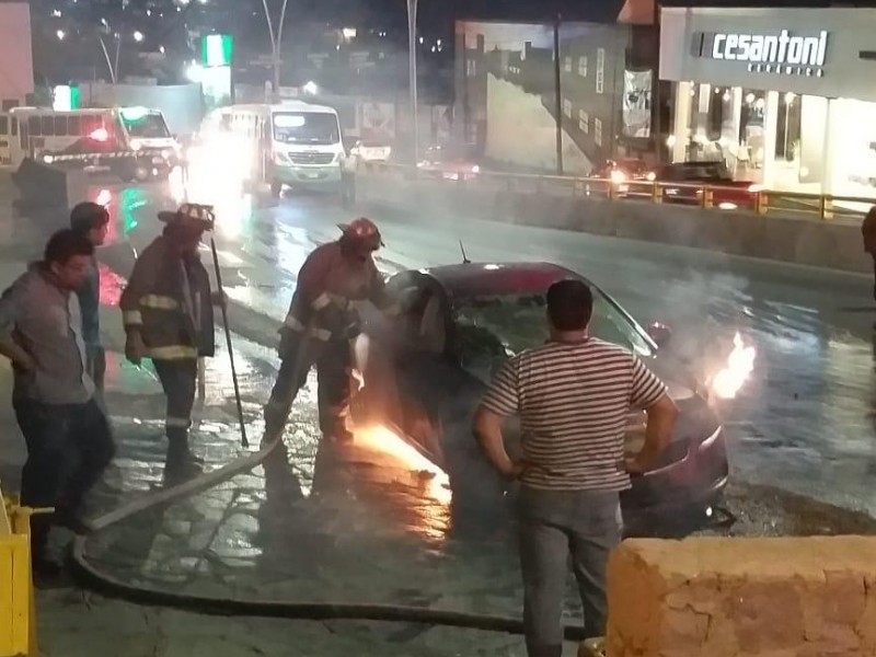 Ardió en llamas coche sobre el bulevar