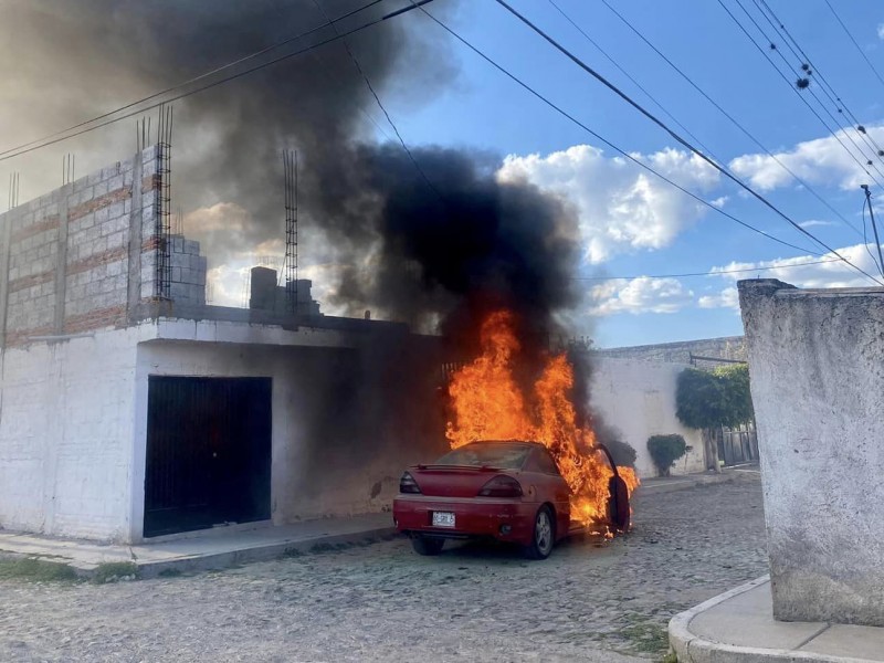 Ardió vehículo en rancho Banthí por falla mecánica