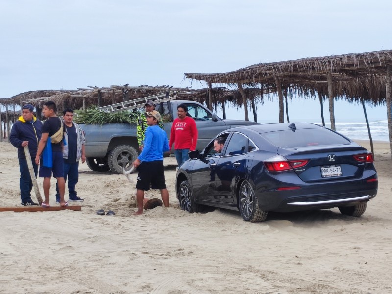 Arena suelta deja atrapados a vehículos en playas de Tuxpan