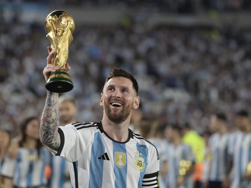 Argentina estrena su copa del mundo con su gente