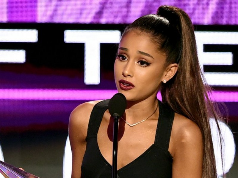 Ariana Grande recuerda a víctimas de ataque terrorista