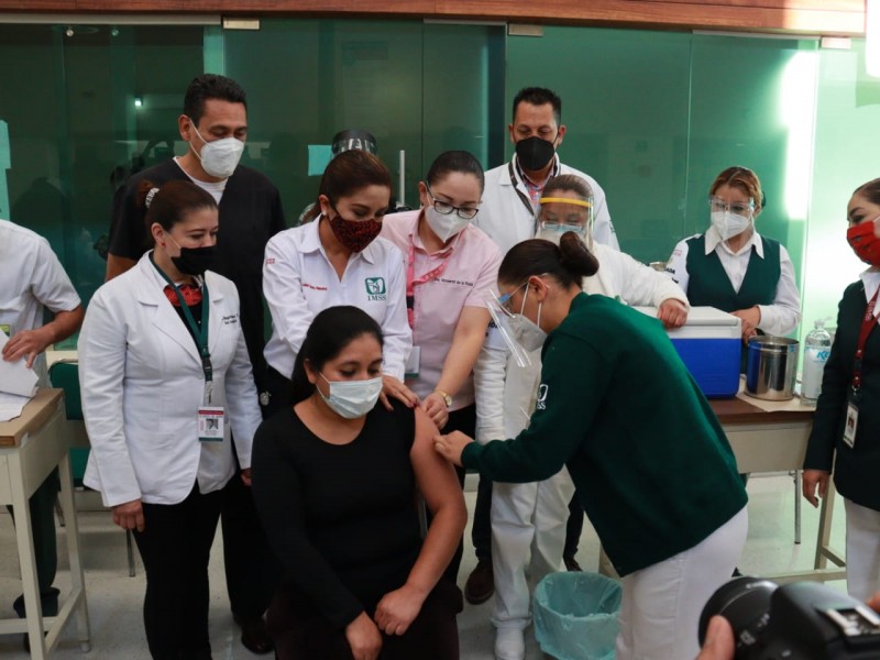 Ariana Lizeth Gaona, primer enfermera en recibir vacuna en IMSS