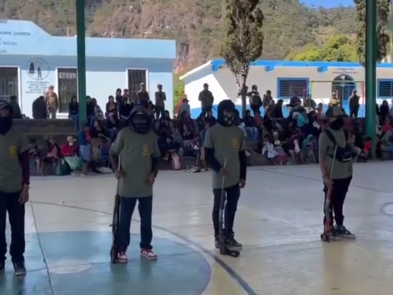 Arma policía comunitaria a 20 menores en Ayahualtempa, Guerrero