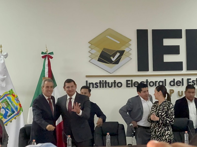 Armenta y Chedraui presentan su registro ante el IEE