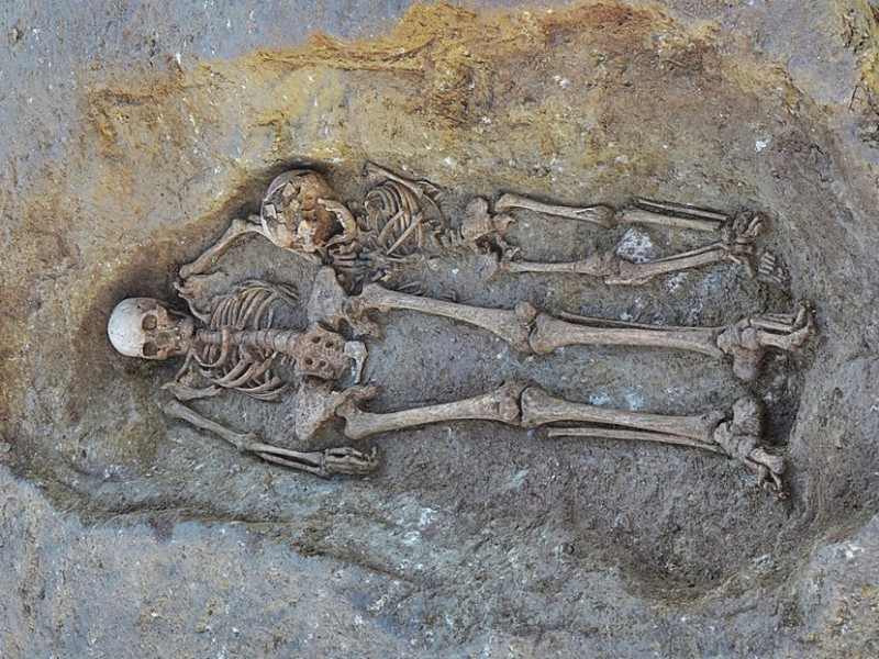 Arqueólogos desentierran cementerio medieval en Francia