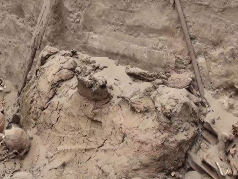 Arqueólogos encuentran cruz andina en templo milenario de Perú