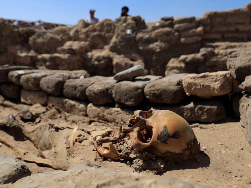 Arqueólogos encuentran restos humanos con lenguas de oro en Egipto