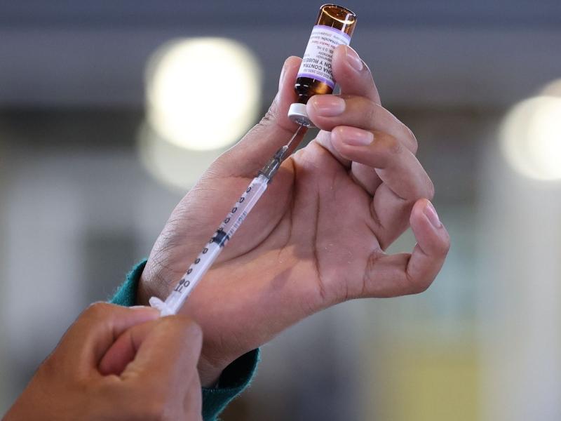 Arranca campaña de vacunación invernal contra influenza y COVID-19