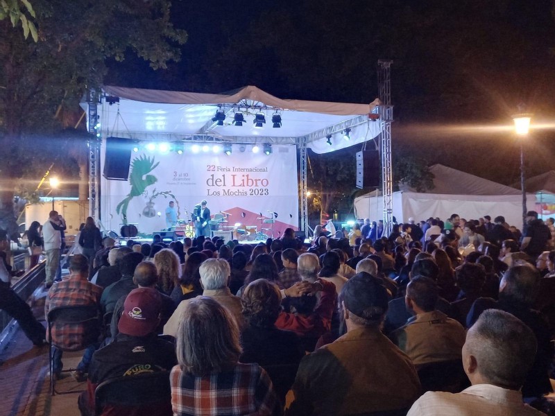 Arranca con éxito la Feria Internacional del Libro en LM