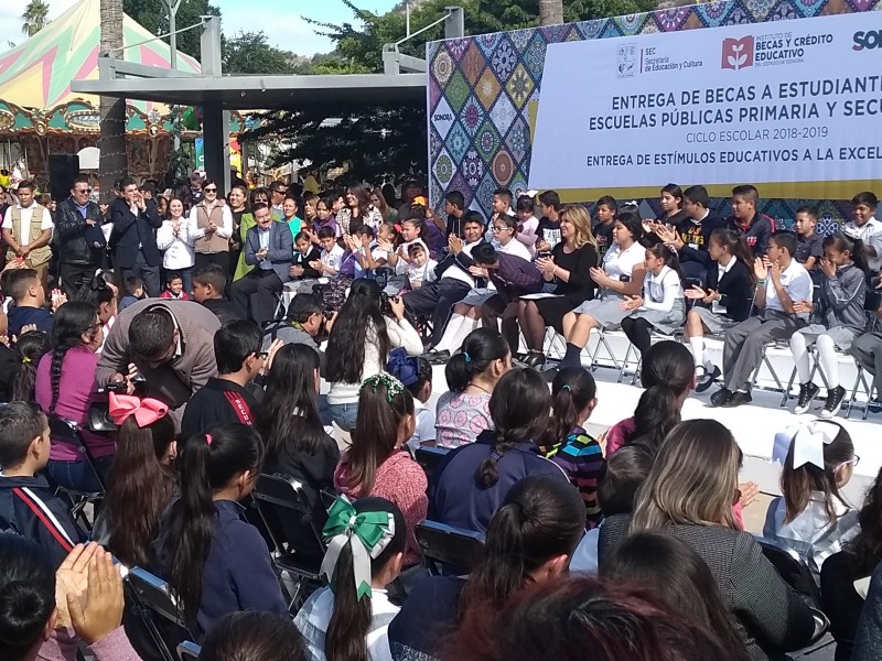 Arranca entrega de becas y estímulos económicos