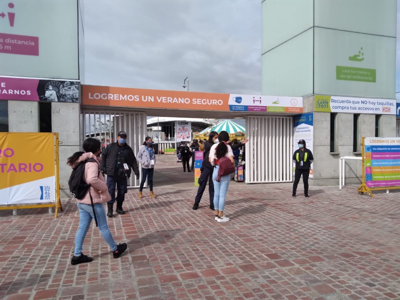 Arranca feria de verano en León sin inauguración, ni filas