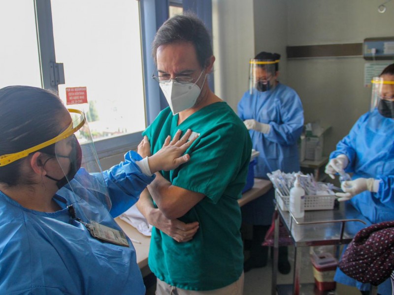 Arranca IMSS vacunación Covid con personal de salud