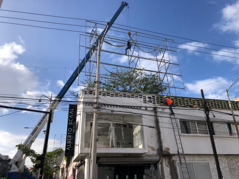 Arranca limpia de espectaculares en Culiacán; corren peligro de caerse