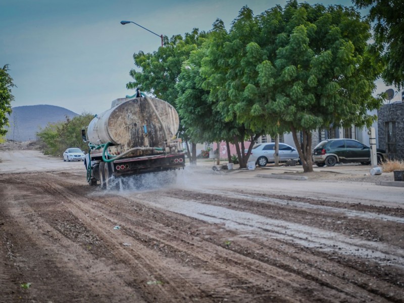 En Guamúchil inician trabajos de mejora de caminos