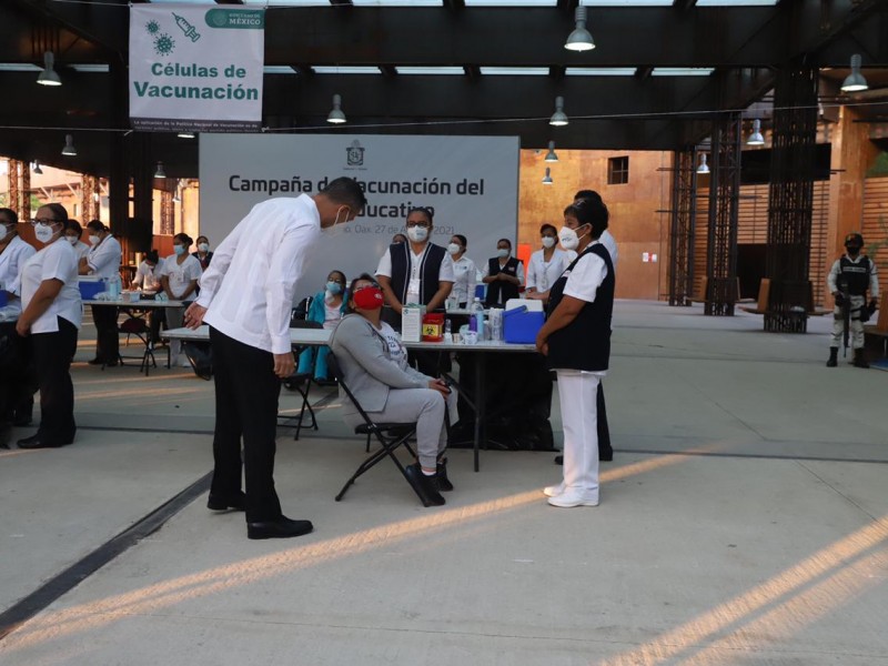 Arranca vacunación a docentes en Oaxaca