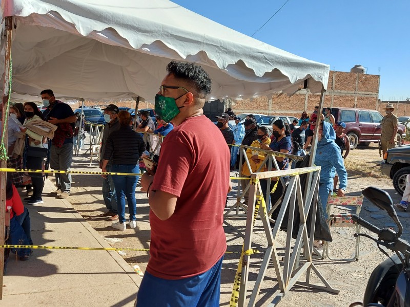 Arranca vacunación contra Covid-19 en COBAEJ bajo desorganización