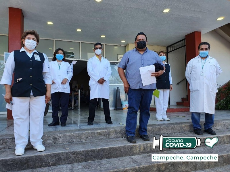 Arranca vacunación de maestros en Campeche